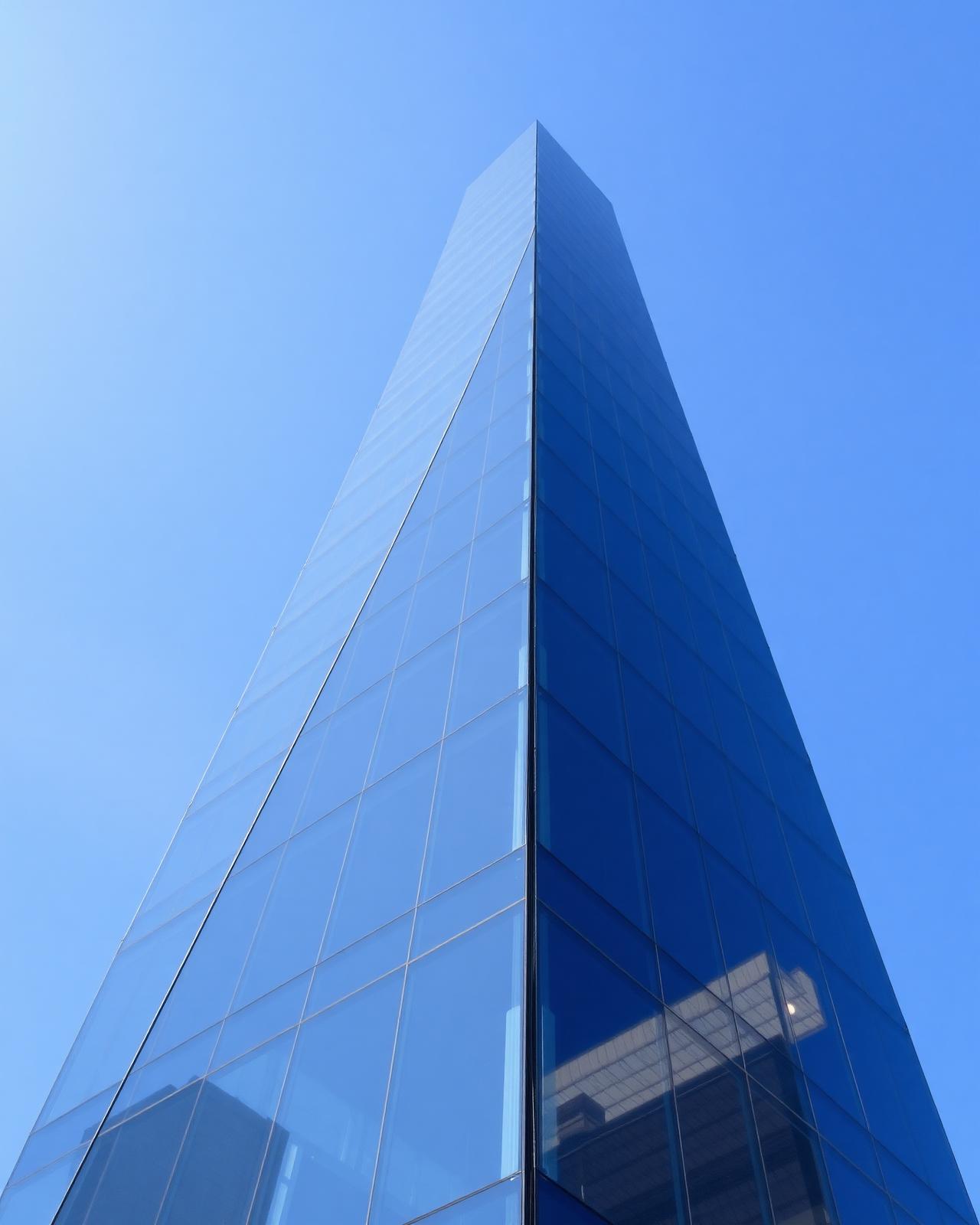 Glasfassade vor blauem Himmel