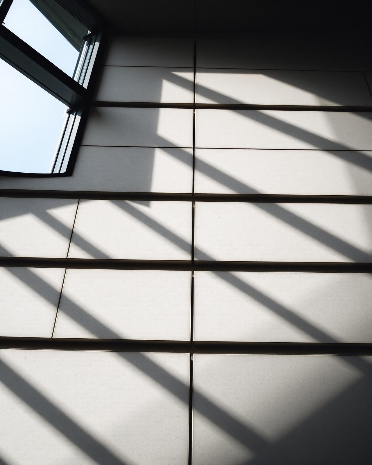Lichtspiel auf moderner Fassade