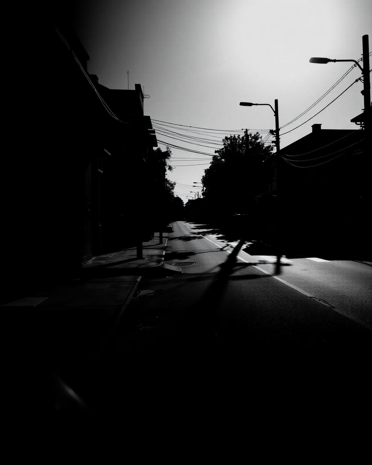 Stille Straße in Schwarz-Weiß
