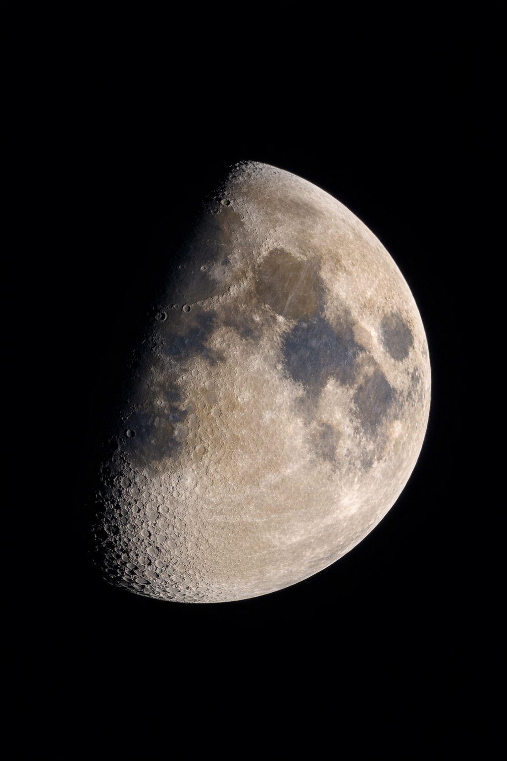Zunehmender Mond mit feinen Farbnuancen